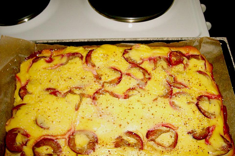 Pflaumenkuchen mit Schmandpuddingguss Pflaumenkuchen mit Schmandpuddingguss