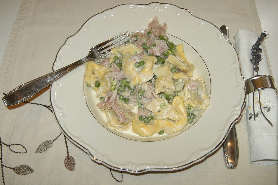 Tortellini mit Schinken - Erbsen - Soße