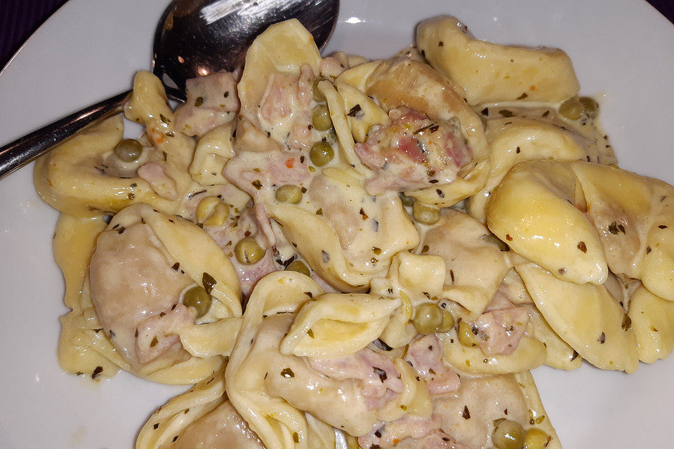 Tortellini mit Schinken - Erbsen - Soße