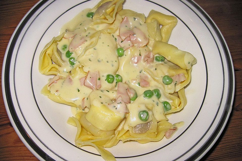 Tortellini mit Schinken - Erbsen - Soße