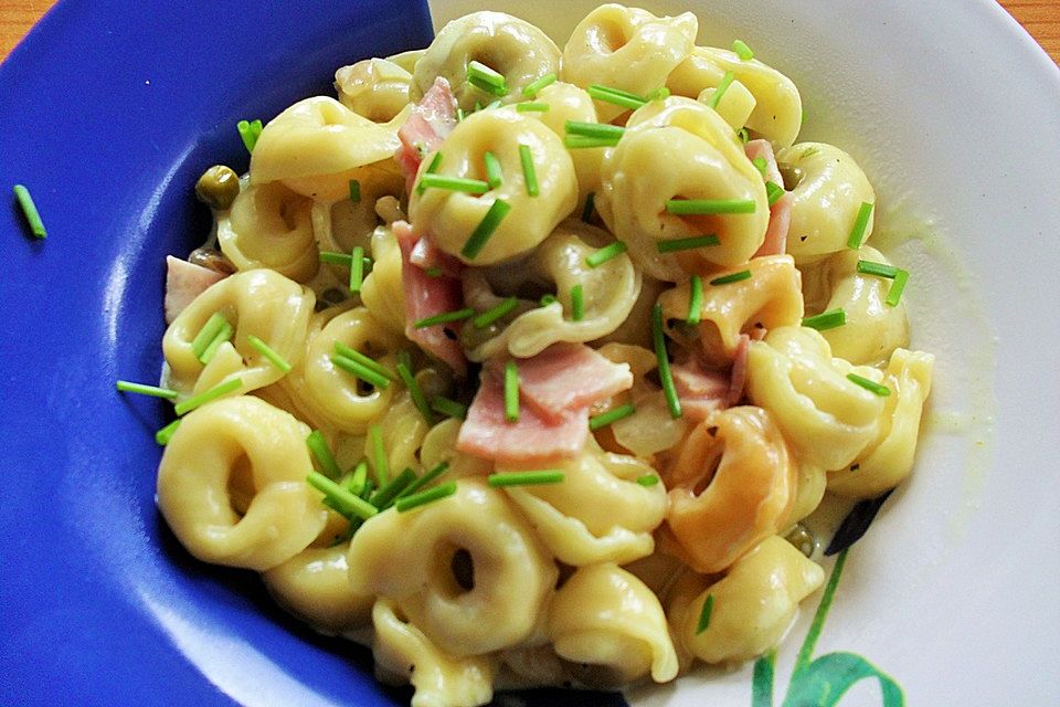 Tortellini mit Schinken - Erbsen - Soße