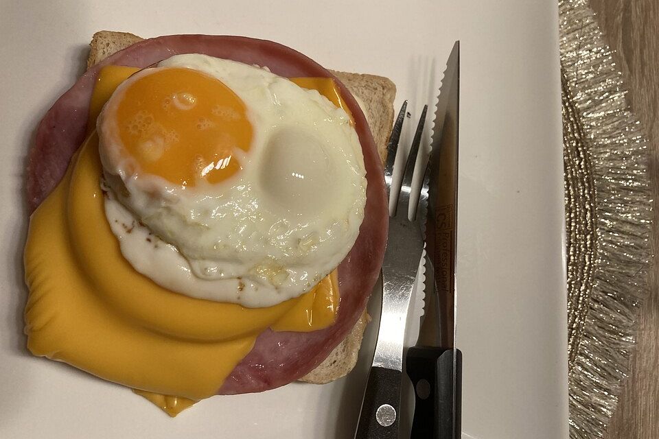 Schinken - Käse - Toast mit Spiegelei