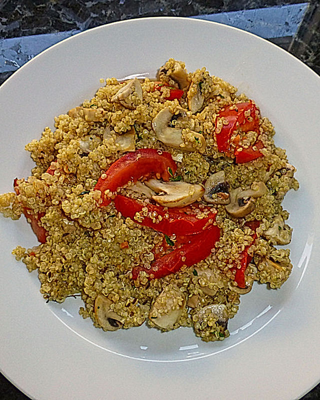 Quinoa mit Tomaten, Steinchampignons und Thymian