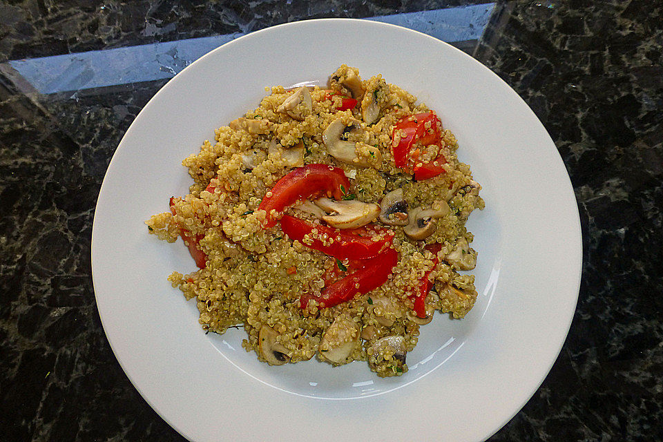 Quinoa mit Tomaten, Steinchampignons und Thymian