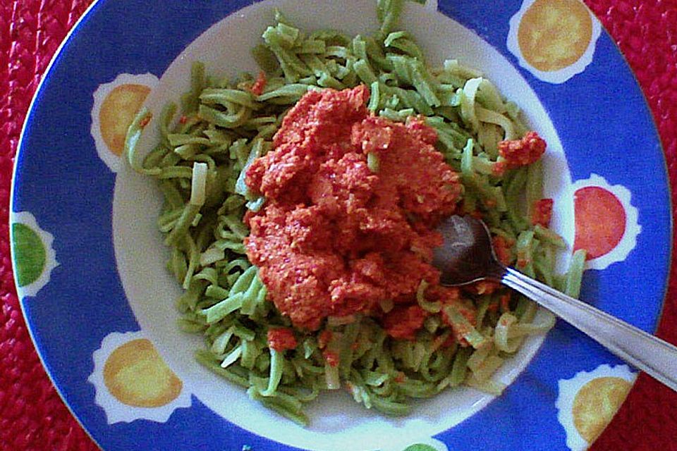 Nudeln mit Paprikapesto