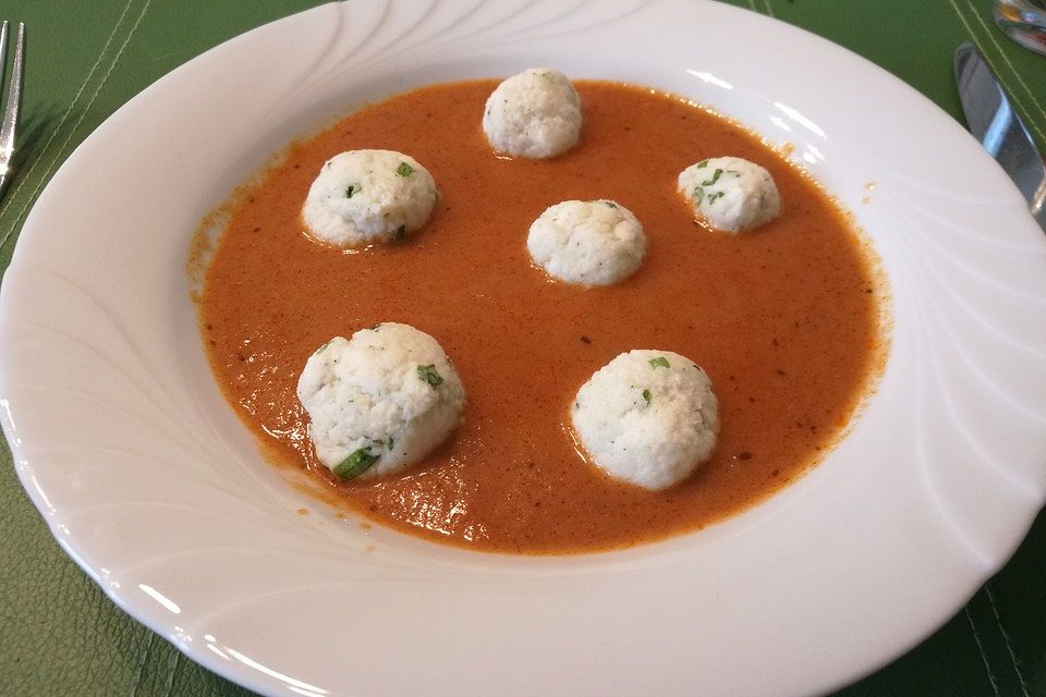 Tomatensuppe mit Mozzarella - Klößchen