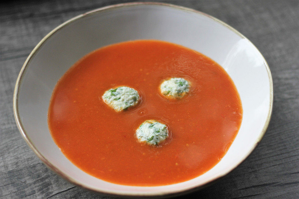 Tomatensuppe mit Mozzarella - Klößchen