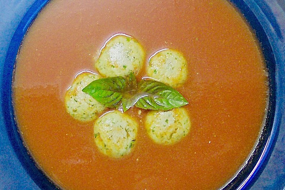 Tomatensuppe mit Mozzarella - Klößchen