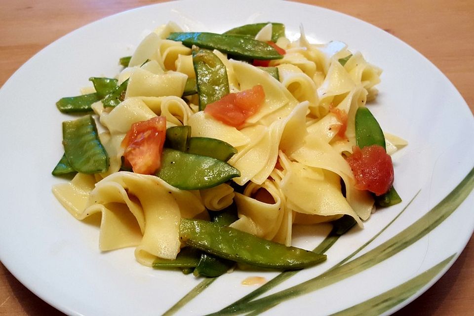 Bandnudeln mit Erbsen und Tomaten