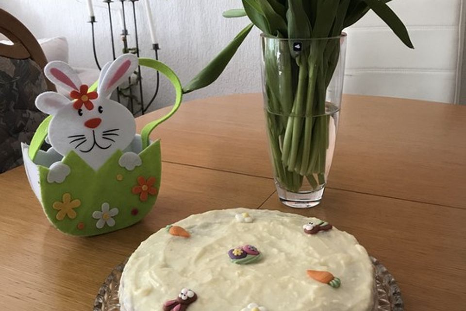 Amerikanischer Möhrenkuchen mit Frischkäseüberzug