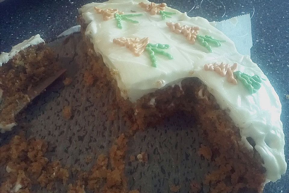 Amerikanischer Möhrenkuchen mit Frischkäseüberzug