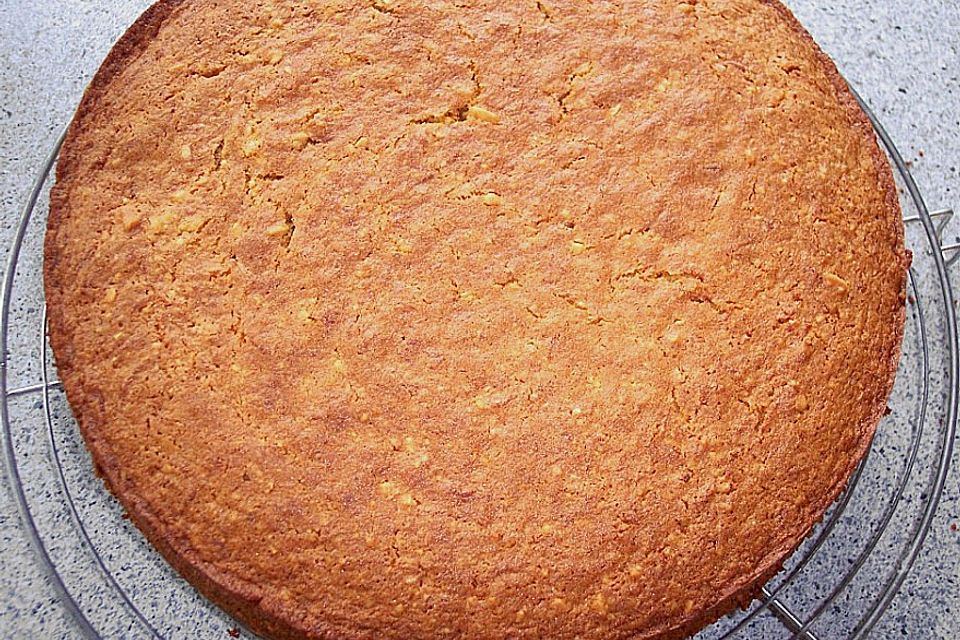 Amerikanischer Möhrenkuchen mit Frischkäseüberzug