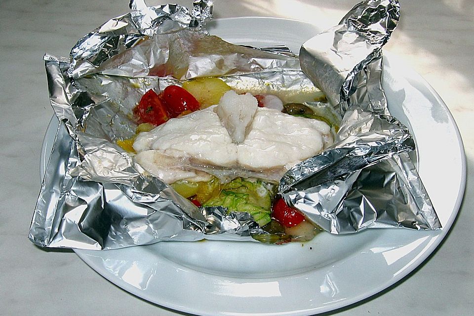 Fischfilet in Folientasche auf provenzalischer Art