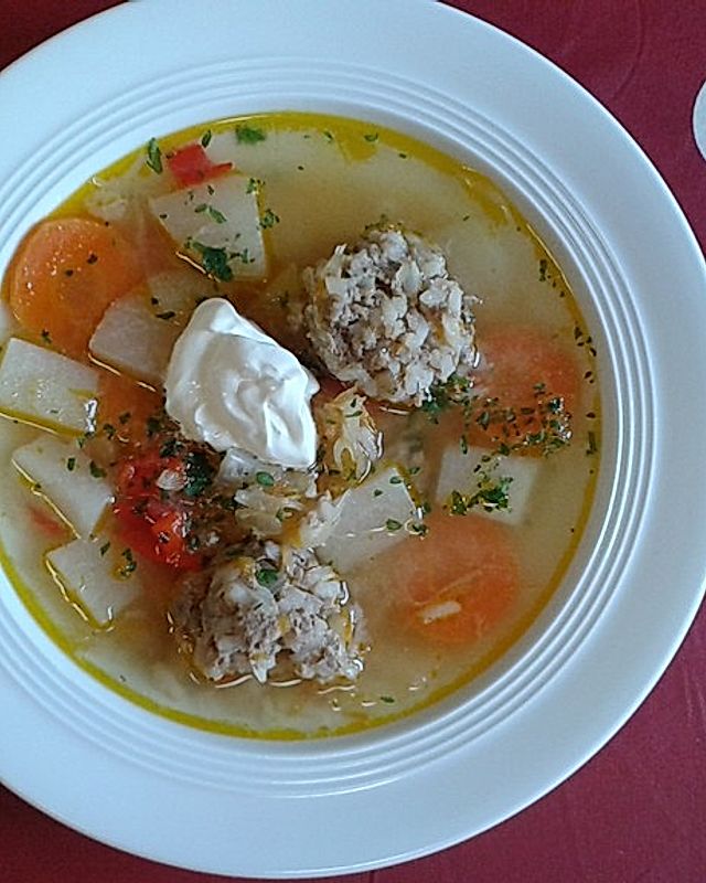 Rumänische Fleischklößchensuppe