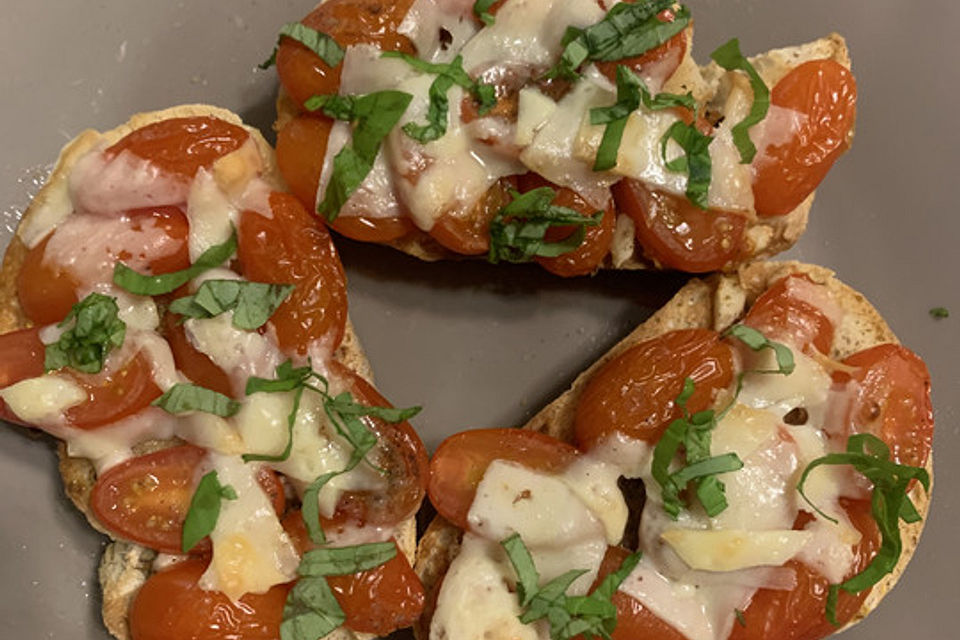 Bruschetta mit Tomaten und Pecorino