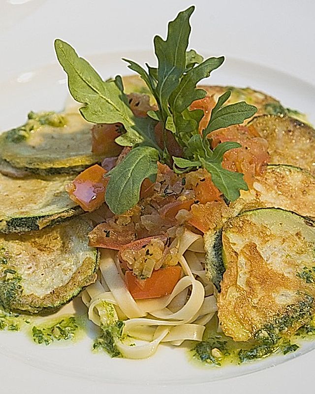 Zucchini – Piccata auf Tomatenkompott mit Rucolapesto und Nudeln