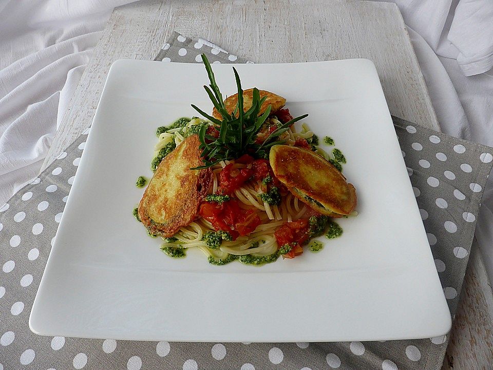 Zucchini – Piccata auf Tomatenkompott mit Rucolapesto und Nudeln von ...