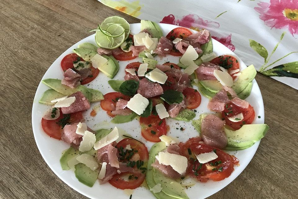 Thunfisch - Carpaccio mit Limone, Olivenöl und gehobeltem Parmesan