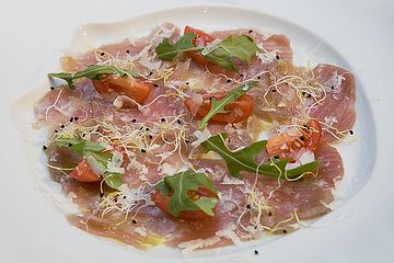 Thunfisch - Carpaccio mit Limone, Olivenöl und gehobeltem Parmesan