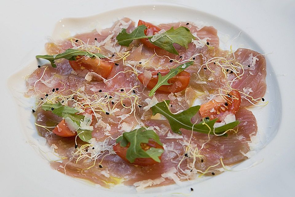 Thunfisch - Carpaccio mit Limone, Olivenöl und gehobeltem Parmesan