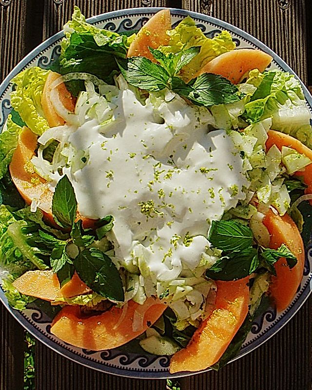 Bataviasalat mit Melone und Salatgurke