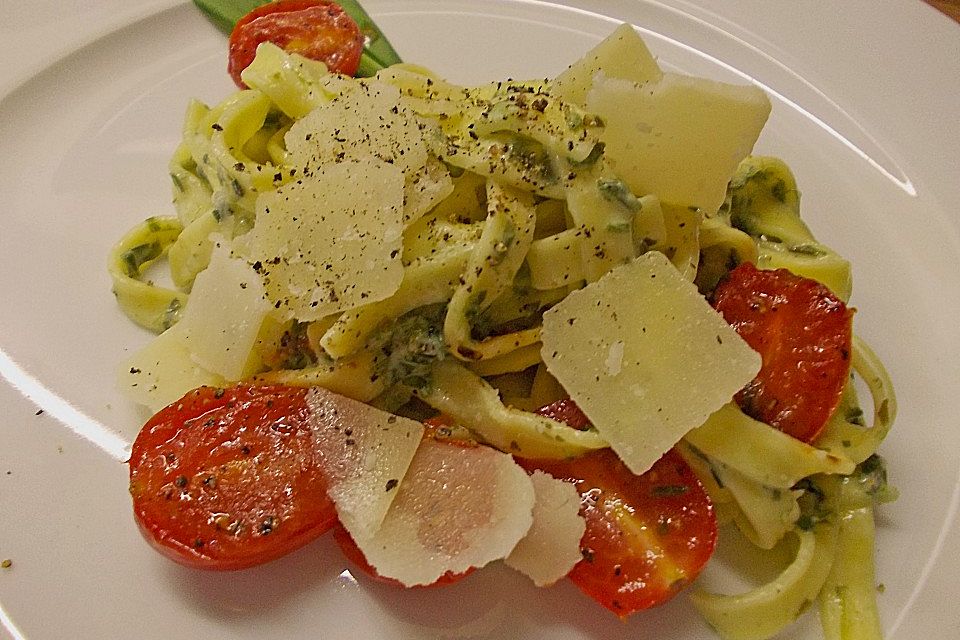 Bandnudeln mit Bärlauch - Tomatensauce Bandnudeln mit Bärlauch - Tomatensauce