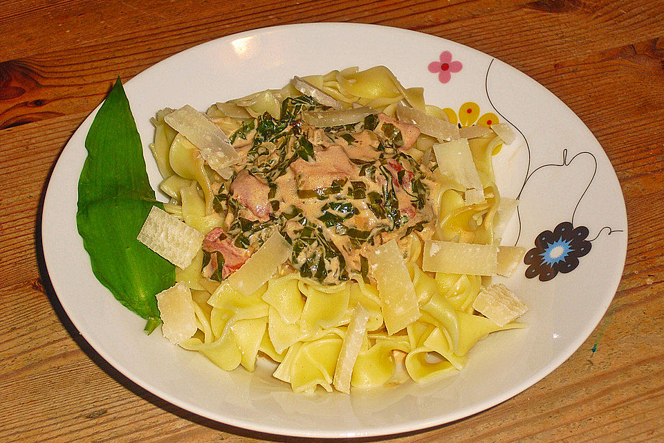 Bandnudeln mit Bärlauch - Tomatensauce Bandnudeln mit Bärlauch - Tomatensauce