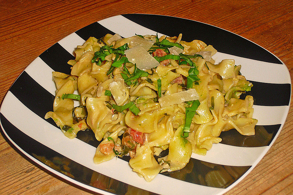 Bandnudeln mit Bärlauch - Tomatensauce Bandnudeln mit Bärlauch - Tomatensauce