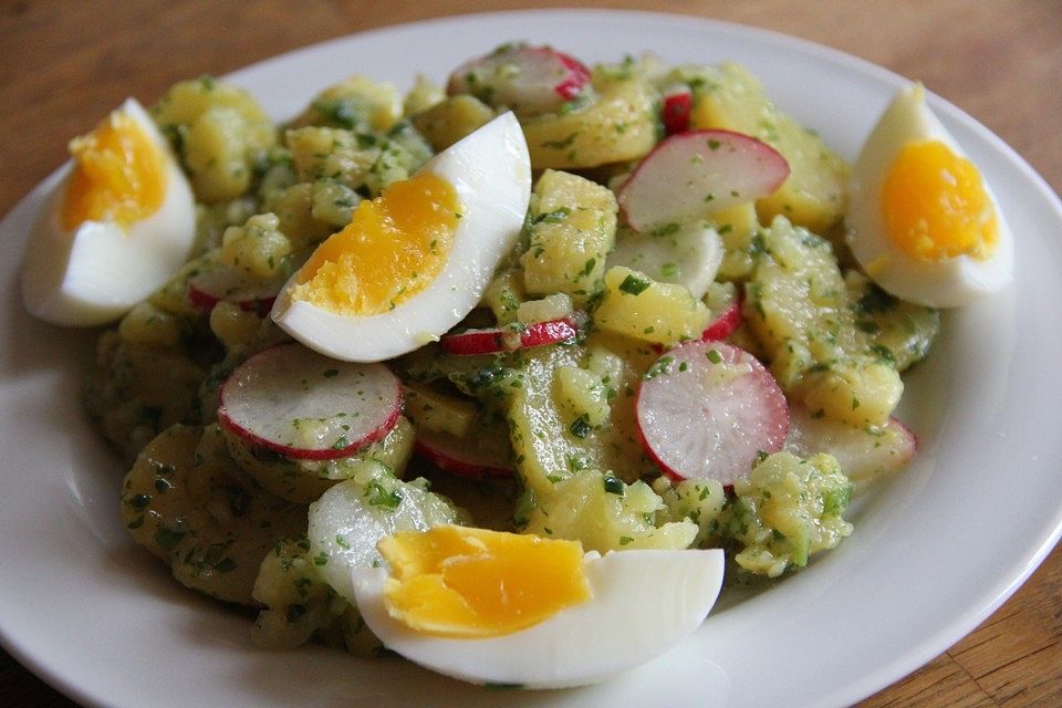 Kartoffelsalat mit Radieschen und Kräutern