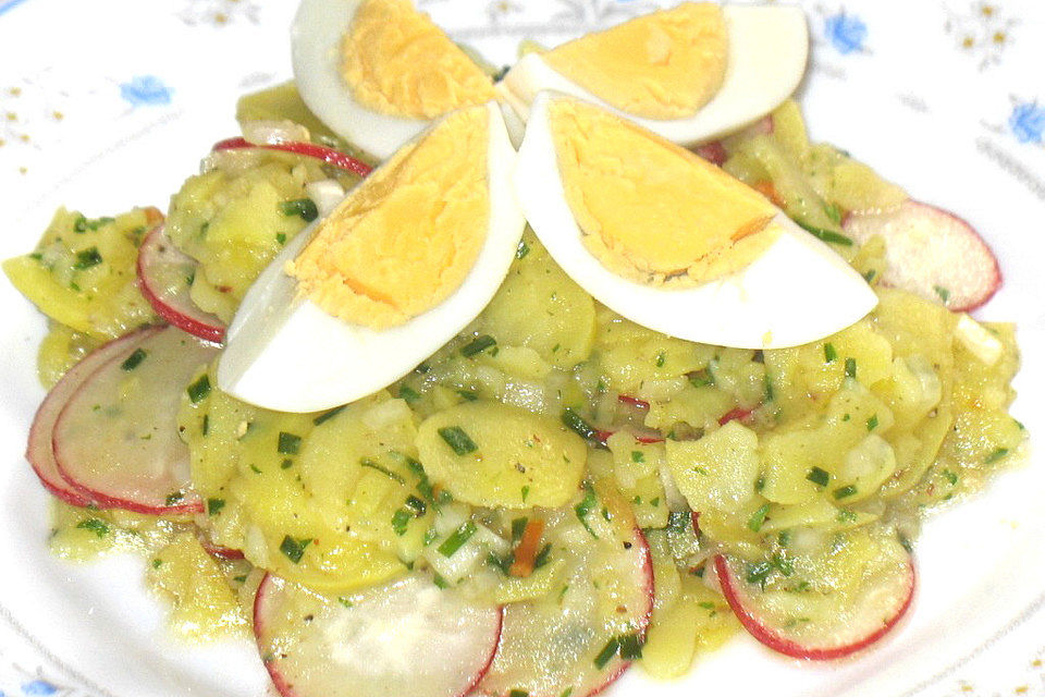 Kartoffelsalat mit Radieschen und Kräutern