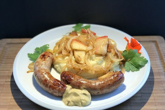 Frische Bratwurst mit Püree und Zwiebeln mit Äpfeln von meggidom| Chefkoch