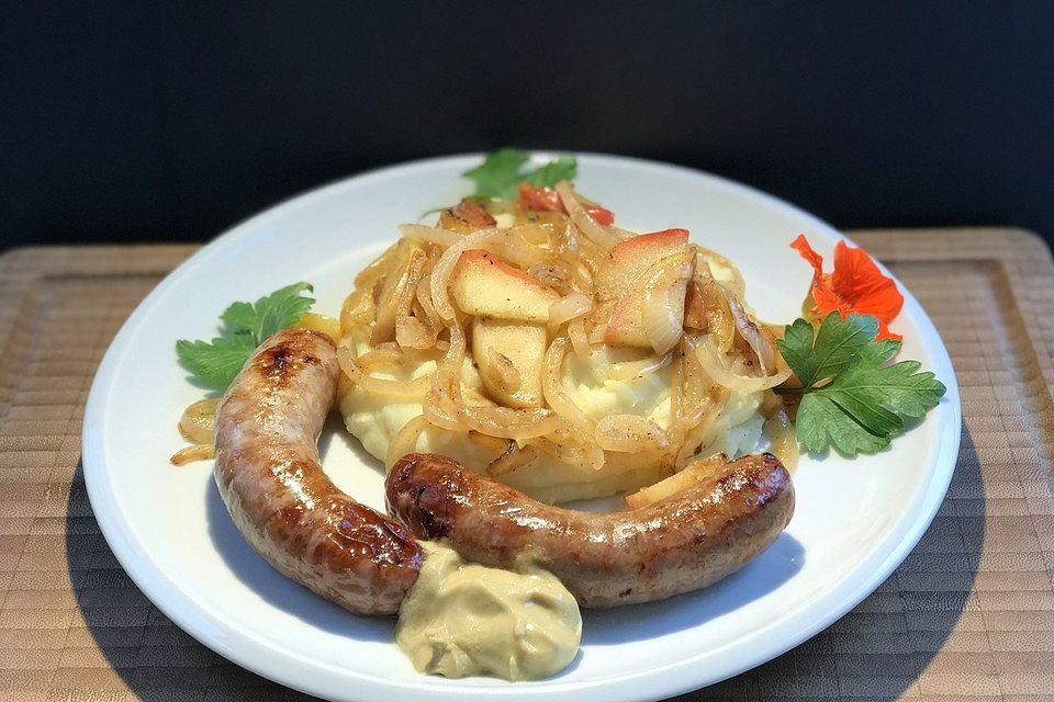 Frische Bratwurst mit Püree und Zwiebeln mit Äpfeln