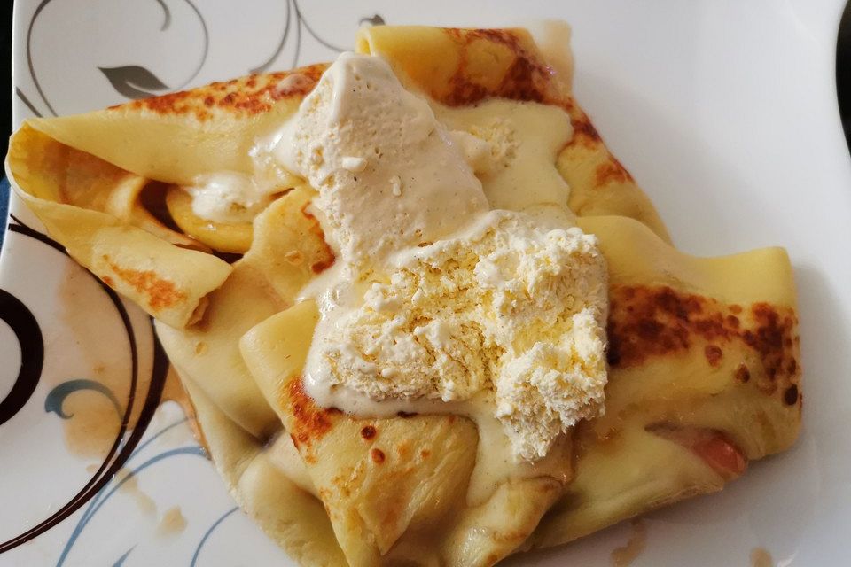 Honigapfel mit Mandeln an Crepes oder Eis