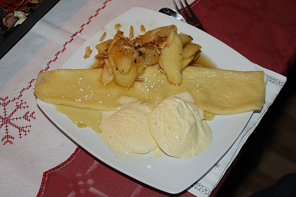 Honigapfel mit Mandeln an Crepes oder Eis