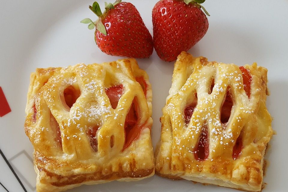 Blätterteigtaschen mit Pudding - Erdbeer - Füllung