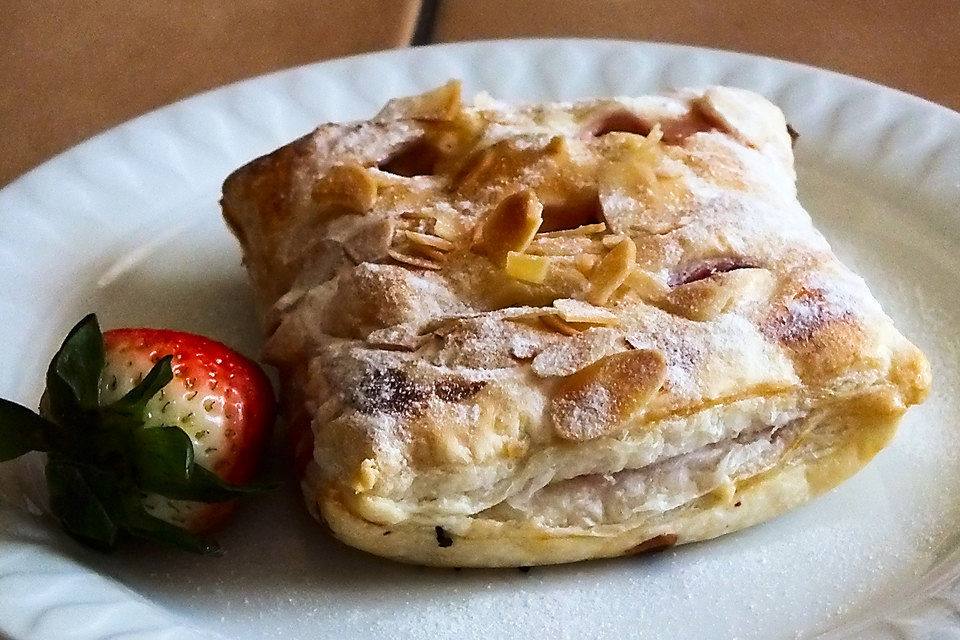 Blätterteigtaschen mit Pudding - Erdbeer - Füllung