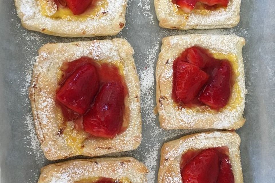 Blätterteigtaschen mit Pudding - Erdbeer - Füllung