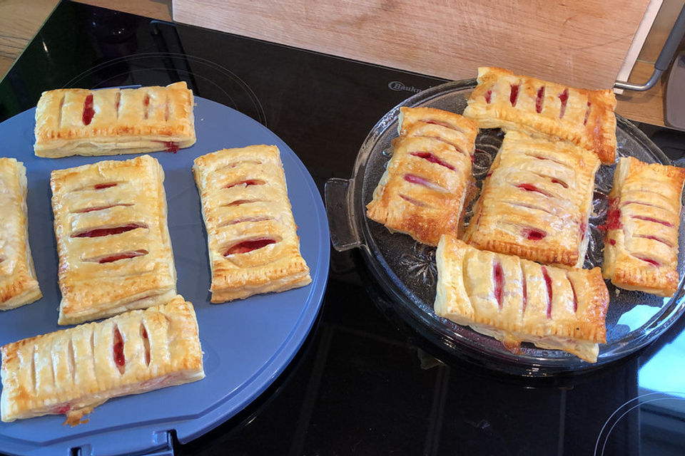 Blätterteigtaschen mit Pudding - Erdbeer - Füllung