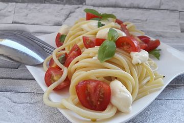 Tomaten-Mozzarella-Nudeln