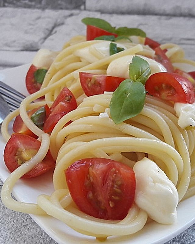 Tomaten-Mozzarella-Nudeln