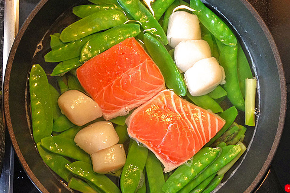 Jakobsmuscheln u. Lachs in Spargel - Safran - Sud mit Frühlingsgemüse