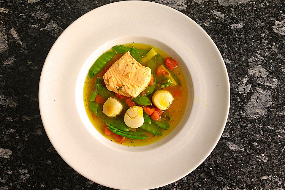 Jakobsmuscheln u. Lachs in Spargel - Safran - Sud mit Frühlingsgemüse