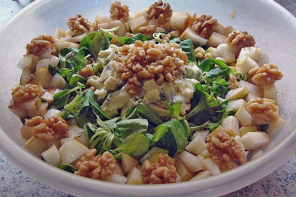 Feldsalat mit Birnen und Blauschimmelkäse