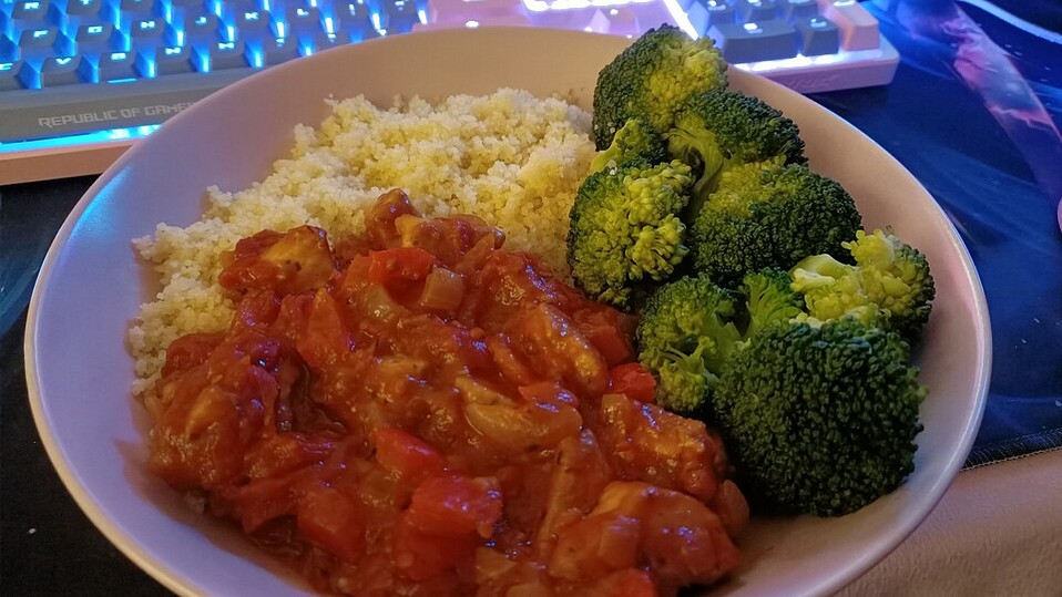 Hühnerbrust mit cremiger Tomatensauce und Couscous von MelHH77 Hühnerbrust mit cremiger Tomatensauce und Couscous von MelHH77