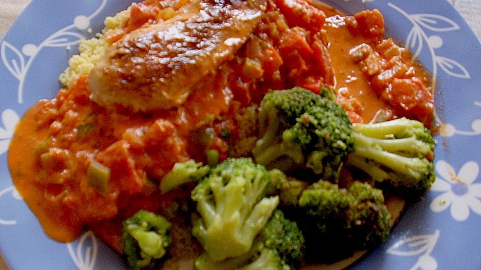 Hühnerbrust mit cremiger Tomatensauce und Couscous von MelHH77 Hühnerbrust mit cremiger Tomatensauce und Couscous von MelHH77