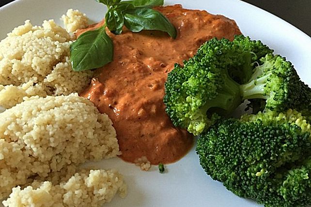 Hühnerbrust mit cremiger Tomatensauce und Couscous von MelHH77| Chefkoch