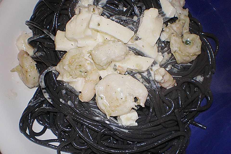 Schwarze Nudeln an Knoblauchsahne mit Garnelen