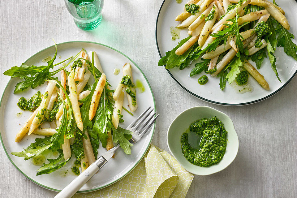 Lauwarmer Spargelsalat mit Bärlauchpesto