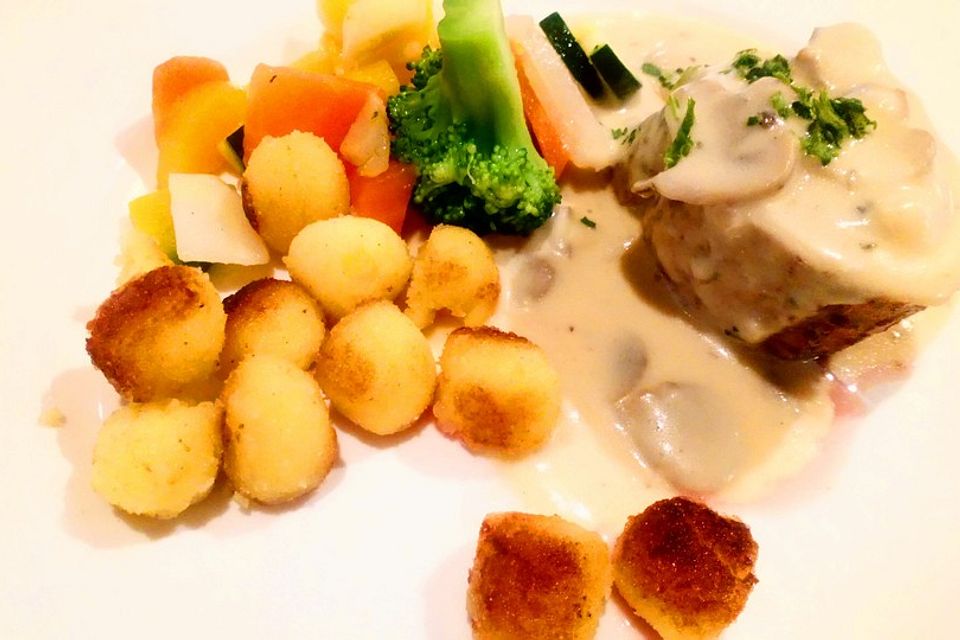 Saftige Stücke vom Wildschwein mit Pilzsauce und Preiselbeersahne