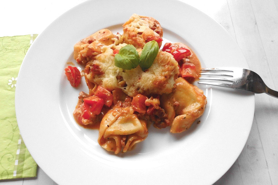 Tortelliniauflauf mit Paprika und Schinken